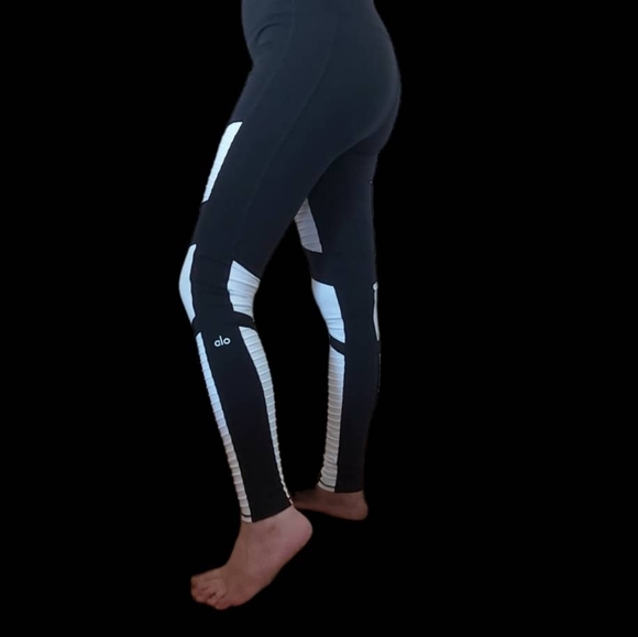ALO Yoga  leggings . - Picture 2 of 14